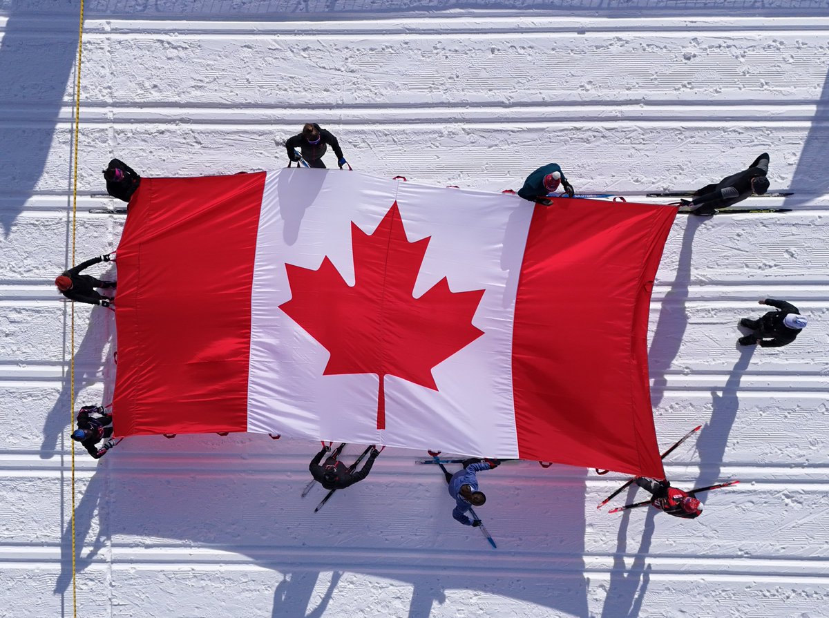 Rouge et blanc, l’unifolié s’élève comme un symbole d’unité et de fierté, reconnu bien au‑delà de nos frontières. 🍁🌟