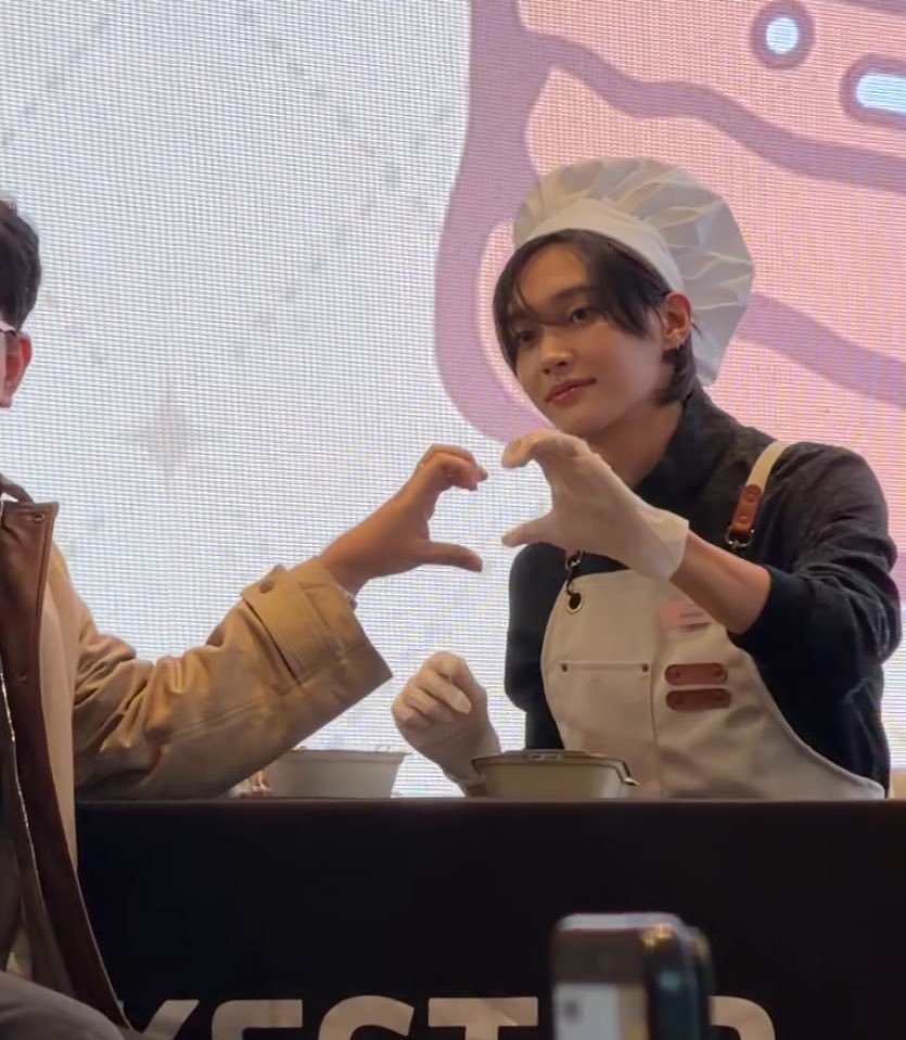 260215 Bakery event บอกวอนบินว่าให้วาดเค้กที่น้องอยากได้ในวันเกิดตัวเอง แต่น้องอยากวาดพี่ เอาเลย 555555 พี่มีความสุขมาก 😭🫶🏻

#WONBIN #원빈