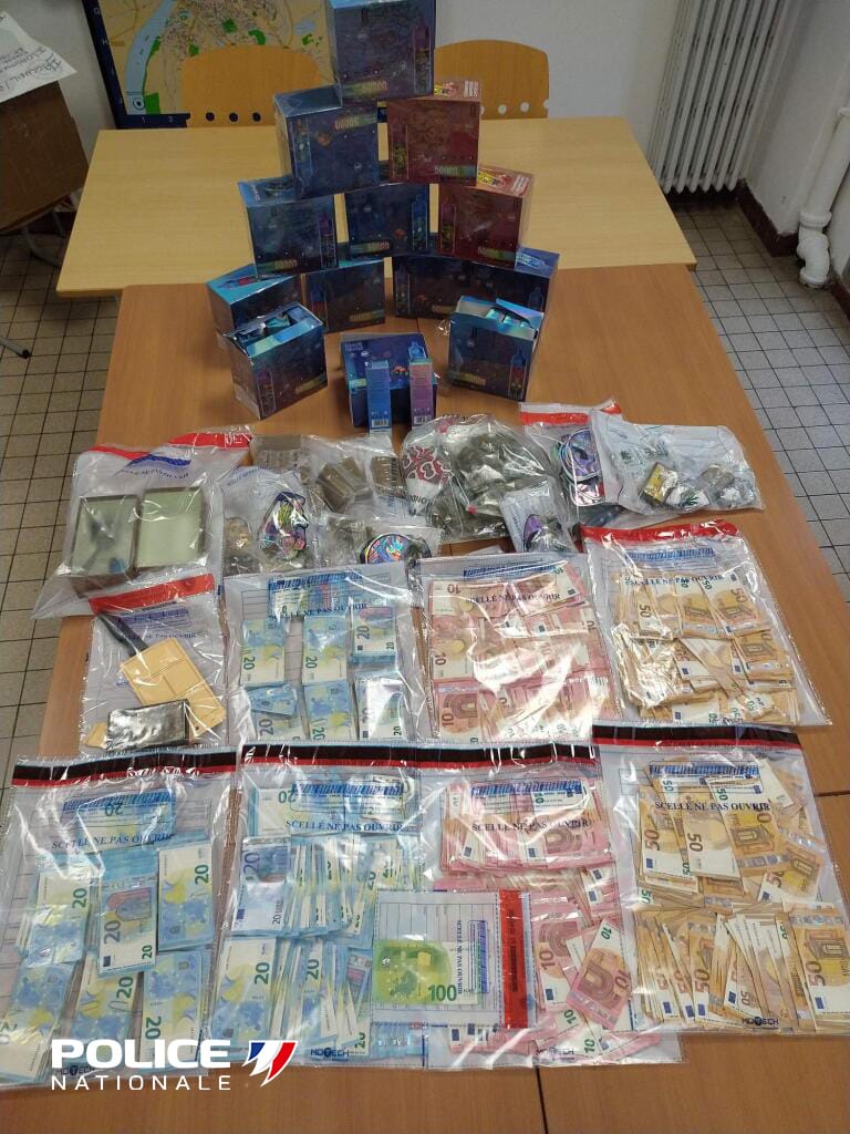 PoliceNat13's tweet image. #Interpellations | 🔴Le 10/02, les👮‍♂️de la BAC #Arles interpellaient 2 individus dans le cadre d'un trafic de stupéfiants secteur centre-ville 
👉Saisies
❌2,1 kg de cannabis 
❌25 310€
❌1 scooter 
➡️ Individus déférés devant la ⚖️ et condamnés