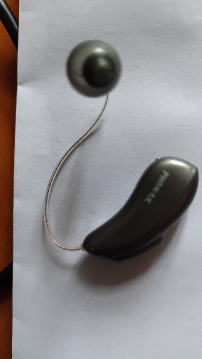 Recreativistas hagamos magia, el padre de miamiga ha perdido un audífono como éste de la foto, socio de gol.sur su coche aparcao x elefante azul, No sabe si lo perdió x el camino o n el campo,ya el club lo sabe xsi cuando limpien aparece, pero por si casualidad alguien lo vio, rt