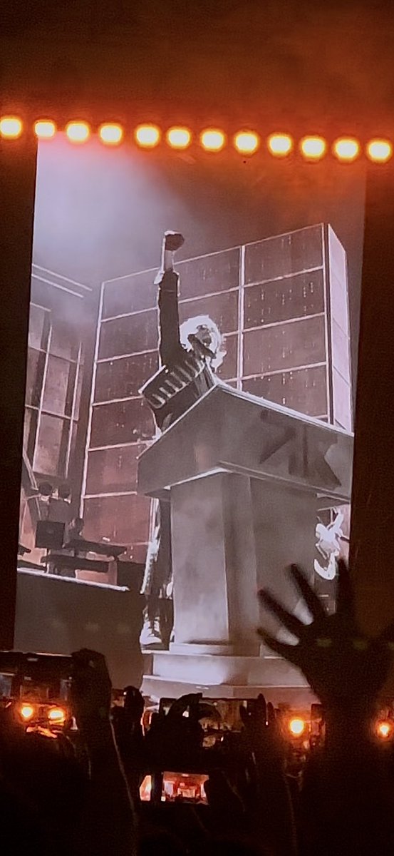 Hoy puedo morir, mi sueño se cumplió. 
De verdad que sigo sin superar el concierto del viernes y si me dio FOMO no haber ido el sábado .