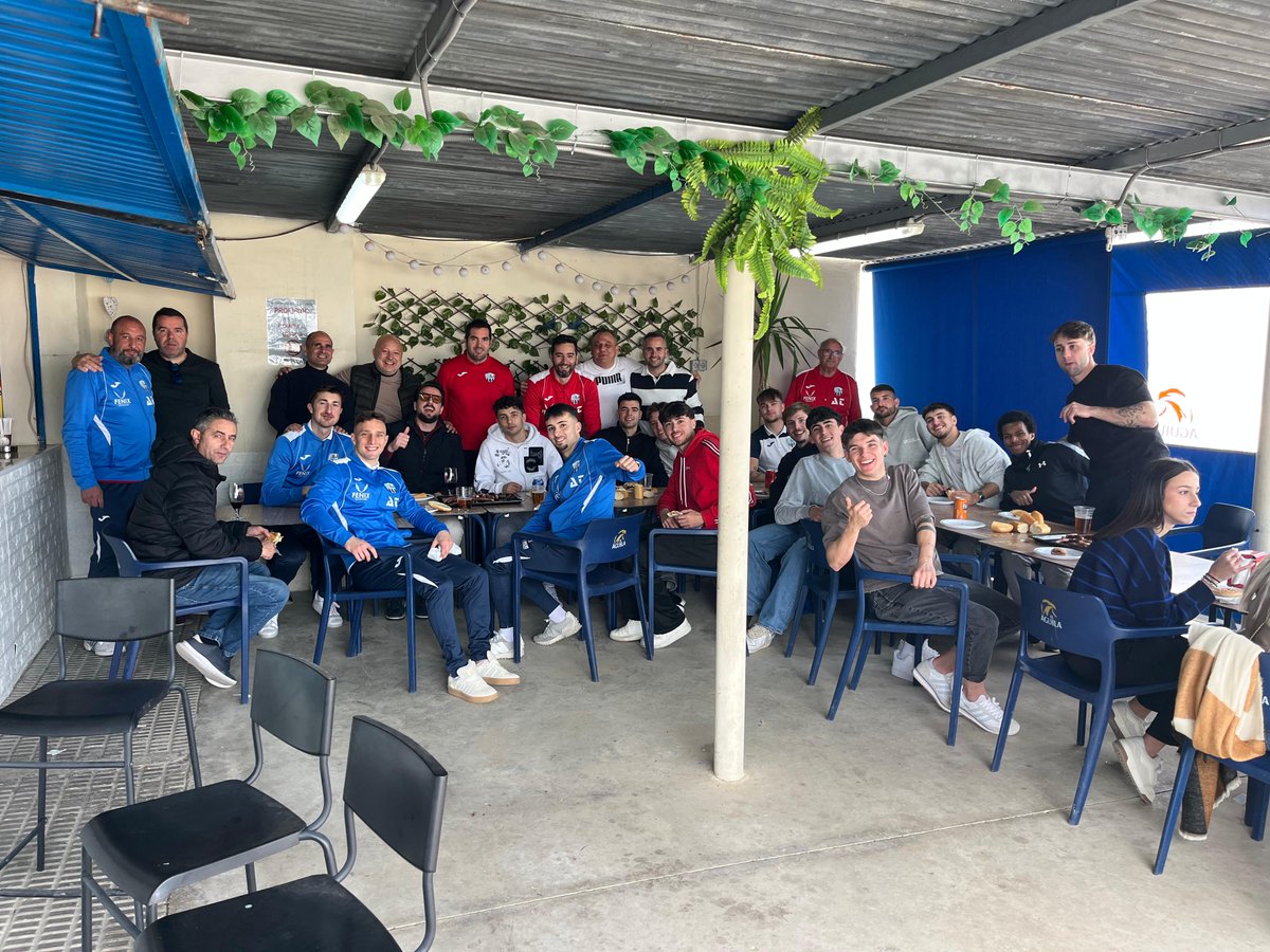 Tras finalizar el encuentro, los nuestros tuvieron una comida de convivencia en la cantina del Pitín ¿por San Valentín? 

Vaya año... No podemos estar más enamorados unos de otros 🤣🥰