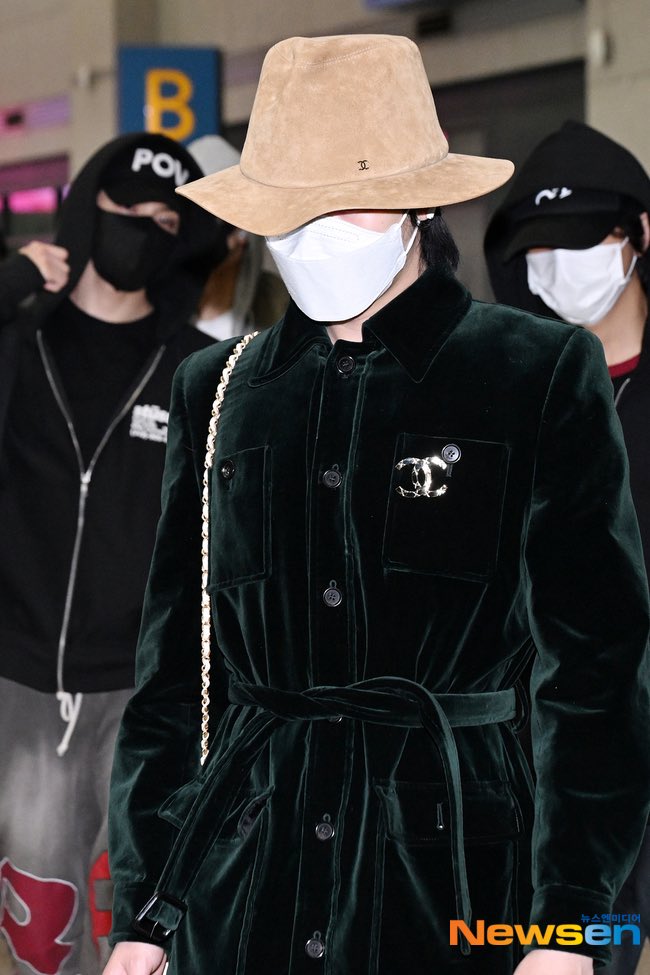 เพิ่งเห็นว่าขากลับจากคอนค่ายมีรูปจาก Newsen โพสให้ด้วยควีนมากกก เป็นฟีลแบบหมวกบังแต่พลังควีน ออร่าดีว่าเว่อ👑#RENJUN #런쥔 

naver.me/xsZxrlTc
naver.me/FpwUsPnz