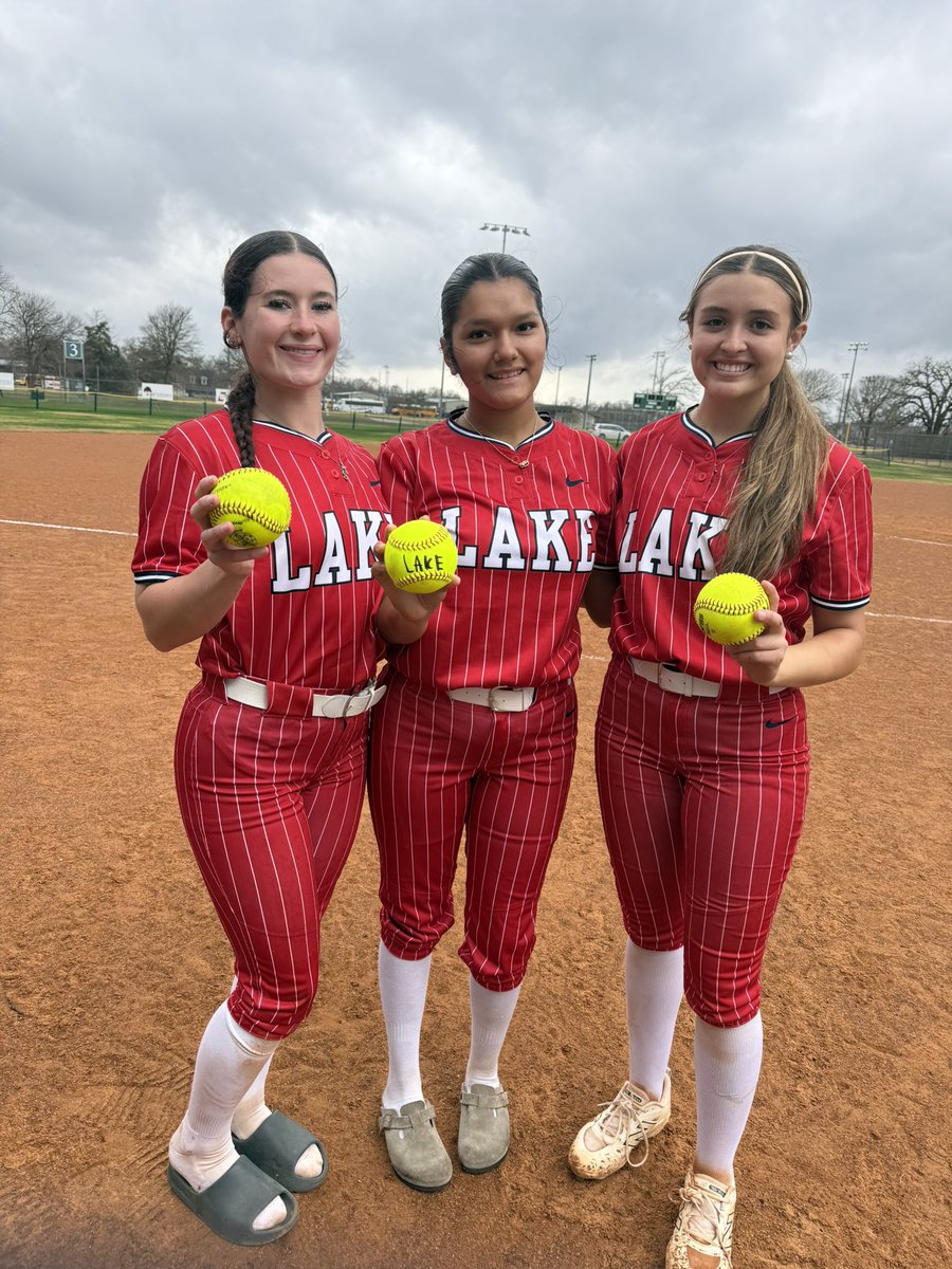 lake_softball's tweet photo. Bomb squad!! 💣💣💣 https://t.co/6E4hcm4mwg