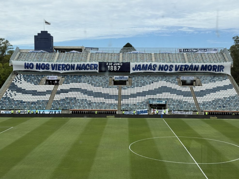 La bandera colgada en la Platea H
A dejar la vida Gimnasia