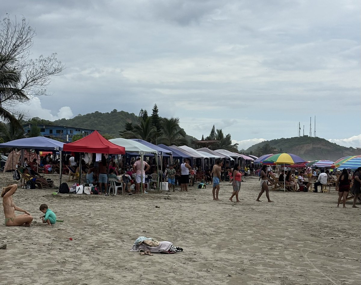 La playa es de todos y de nadie.   La naturaleza con todos los derechos pero los gobiernos sin ningún plan de cuidado y manejo.  Los particulares  con poco criterio.    Ya dañamos Playas, Salinas y vamos por Olon.