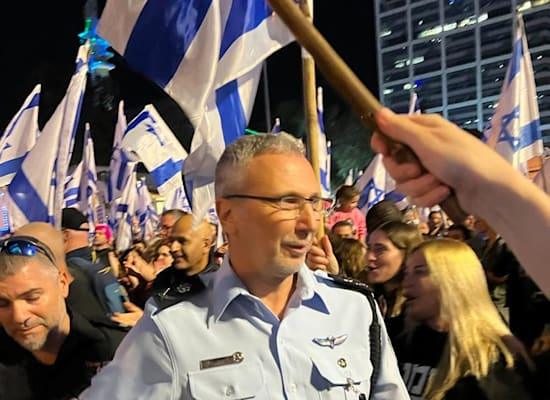 <a href="/RTsipris/">Raz Tsipris</a> למה אנרכיסטים ששורפים את אילון מוחאים כפיים לניצב במשטרה?