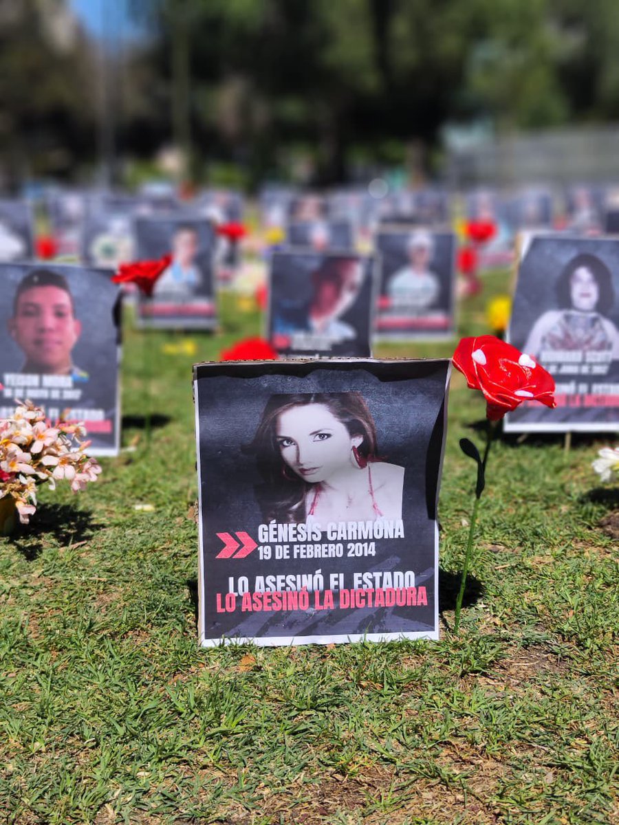 Sinmordaza's tweet photo. Desde Santiago de Chile 🇨🇱 la memoria volvió a hacerse presente.

Alzamos los rostros de una juventud que eligió la libertad aun frente a la represión.

Su valentía sigue cruzando fronteras.
Su ejemplo nos recuerda por qué no podemos rendirnos.

Por los que dieron su vida.
Por los que siguen presos.

#Memoria #Vzla