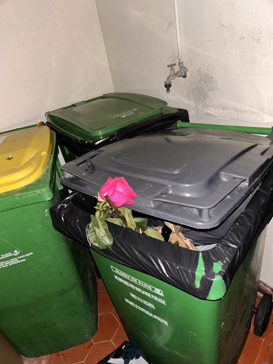 Un soldat semble être tombé à terre …