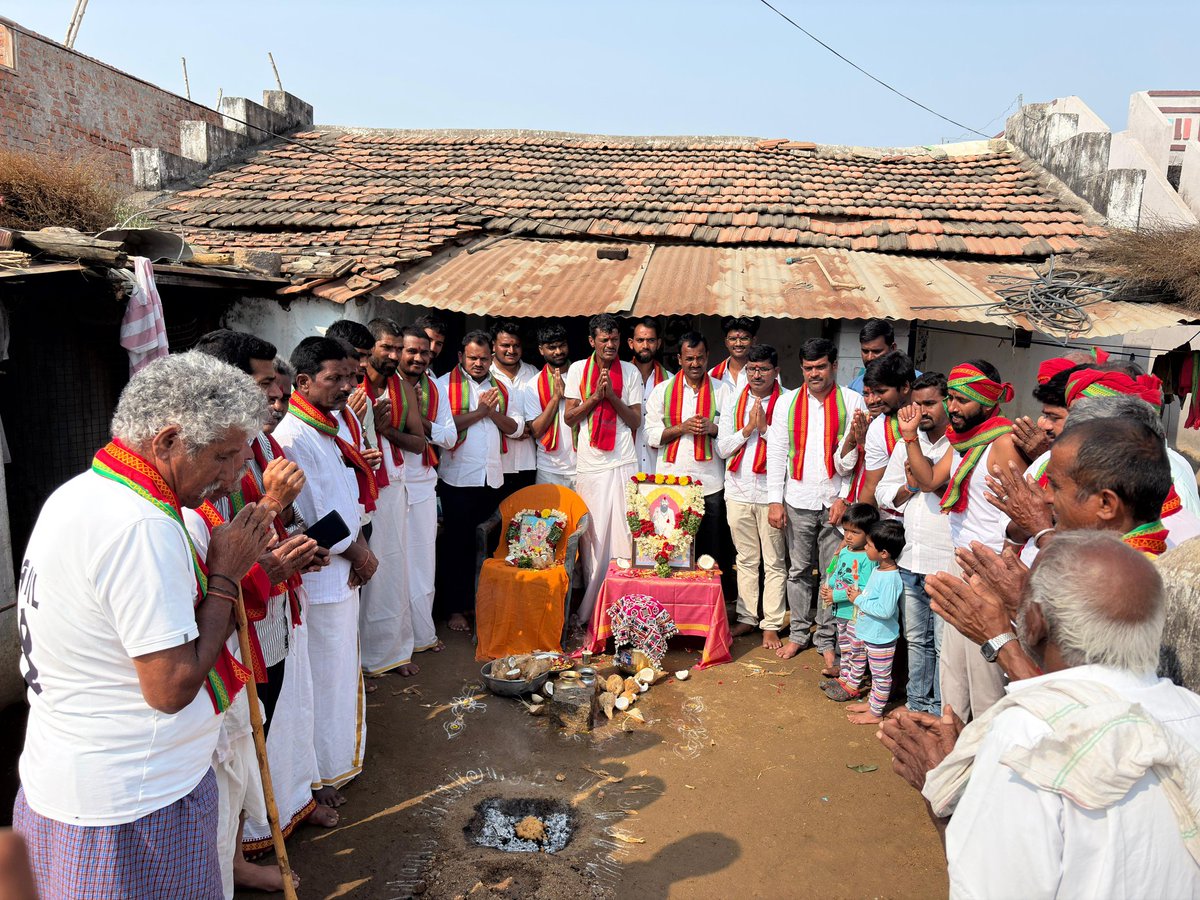 devendernayk's tweet photo. శ్రీ శ్రీ శ్రీ సంత్  సేవాలాల్ మహారాజ్ 287 జయంతి సందర్భంగా బెక్కల్ గ్రామ శివారులోని శివాలి తండా లో   భోగ్ భండారో కార్యక్రమాన్ని ఘనంగా నిర్వహించడం జరిగింది. 
బంజారాల్లో సామాజిక, ఆధ్యాత్మిక చైతన్యాన్ని నింపిన దార్శనికుడు సేవాలాల్ మహరాజ్ 
#sewalal #gorebanjara https://t.co/dcYJUHgSQV