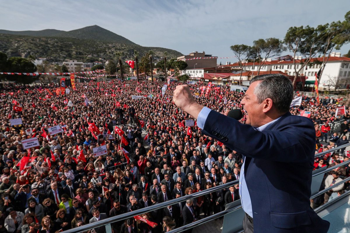Genel Başkanımız Özgür Özel, Muğla Milas Atapark Meydanı’nda düzenlediğimiz ‘Millet İradesine Sahip Çıkıyor’ eyleminde vatandaşlara hitap etti. 

"19 Martlar darbesinden bugüne tam 333 gün geçti. O gün demiştim ki ‘Gerekirse Cumhuriyet tarihinin, dünya siyasi tarihinin en uzun