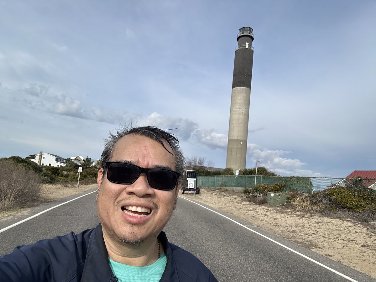 lim314159's tweet photo. Running Oak Island ultra marathon — 26.25 miles (shortest ultra marathon in the world). Selfie with the Oak Island lighthouse. This is USA state #25 (North Carolina). https://t.co/kHDaeMUtFw
