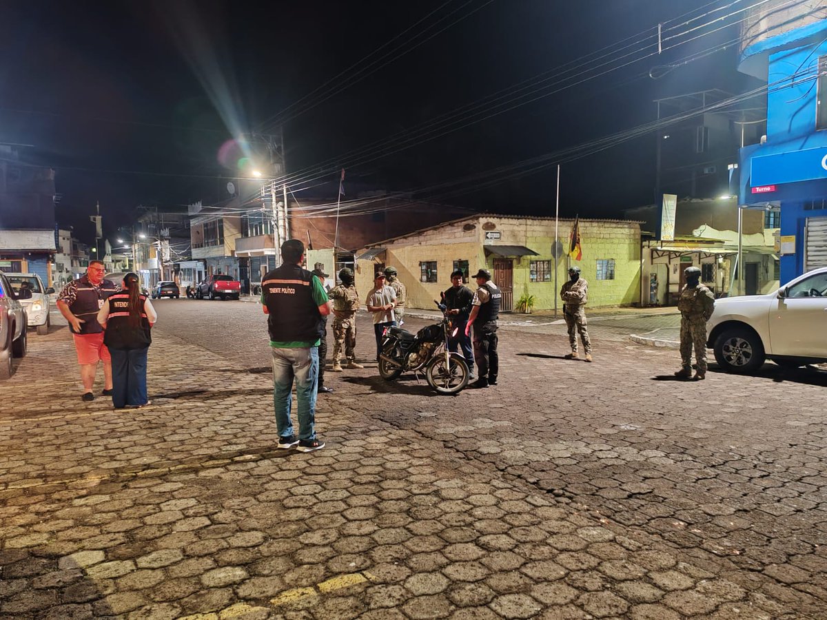 CGGalapagos's tweet photo. La Intendencia General de Policía, en un trabajo conjuntó con @PoliciaEcuador, @FFAAECUADOR, comisarías municipales, ejecutó en la madrugada del 15 de febrero operativos de control de orden público, seguridad ciudadana, patrullaje preventivo. https://t.co/HZLvkCcuyz