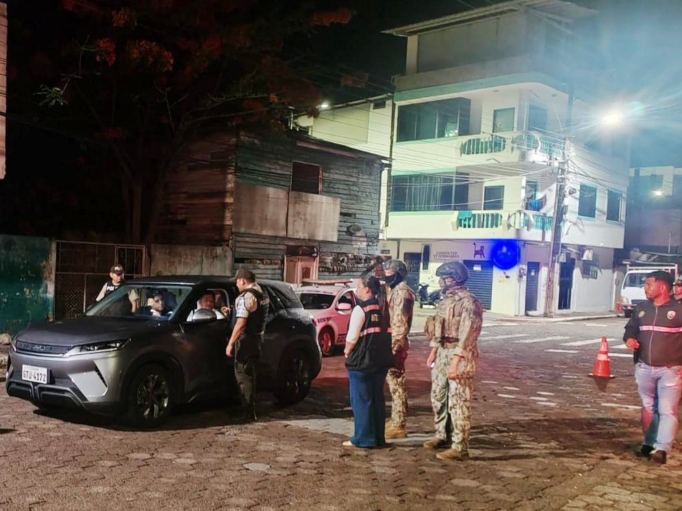 CGGalapagos's tweet photo. La Intendencia General de Policía, en un trabajo conjuntó con @PoliciaEcuador, @FFAAECUADOR, comisarías municipales, ejecutó en la madrugada del 15 de febrero operativos de control de orden público, seguridad ciudadana, patrullaje preventivo. https://t.co/HZLvkCcuyz