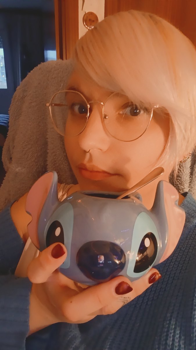 Me estoy tomando un ColaCao en una taza de Stitch, esto es así. 
#Buenastardes