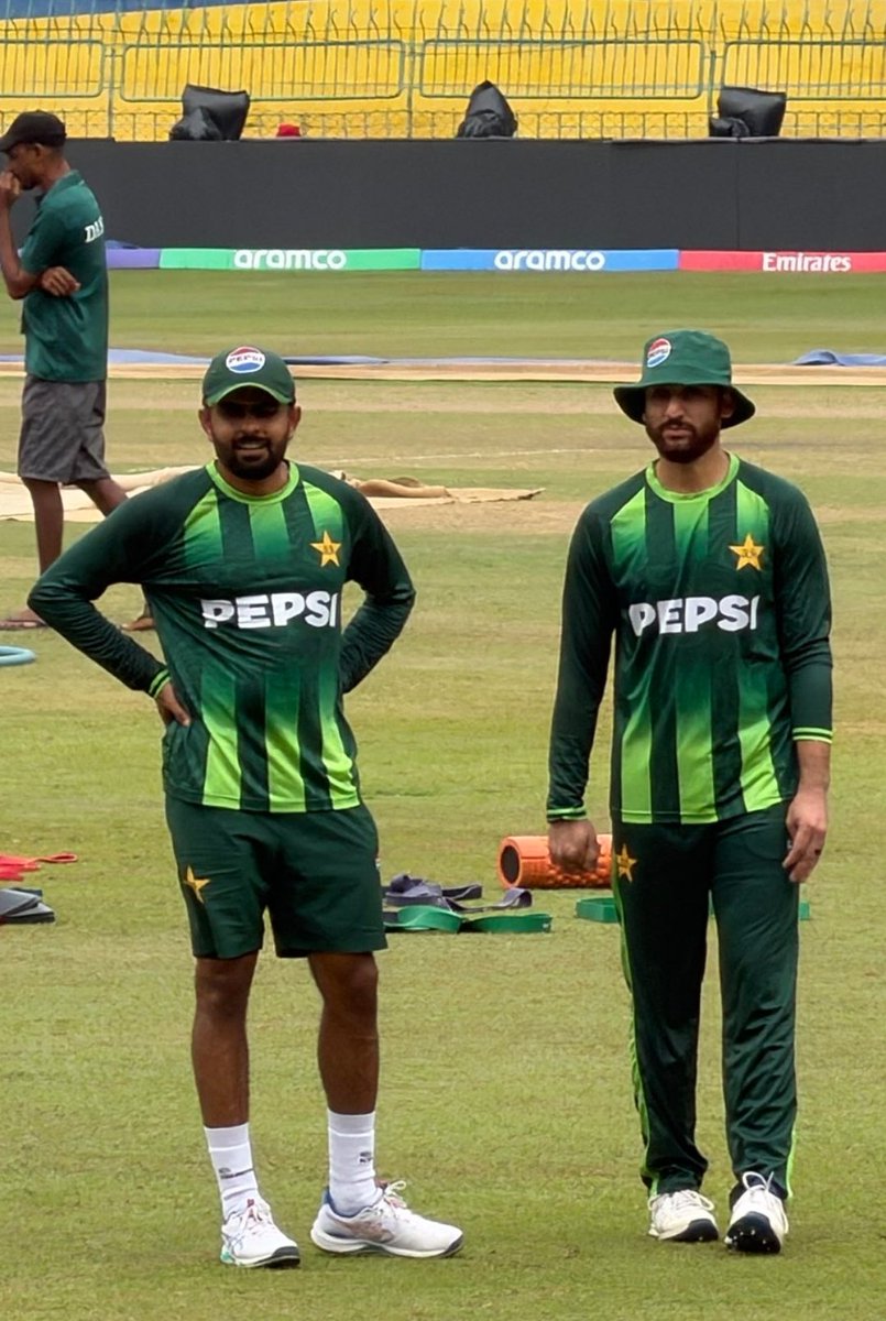 176 का टारगेट दिया था, उन्होंने तो 114 पर ही "ऑल आउट" होना बेहतर समझा! 😉🇮🇳

भारतीय गेंदबाजों के सामने टिकना आपके बस की बात नहीं, 10 के 10 विकेट लेकर मैदान साफ कर दिया। शानदार जीत, जबरदस्त जज्बा!

#INDvsPAK