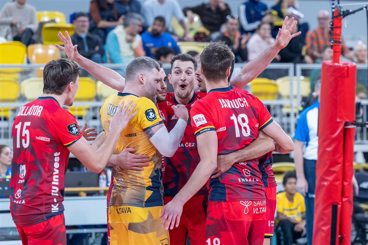 Rumbo a la República Checa. 
Al alba, 05.00 de la próxima madrugada, la expedición del CV Guaguas emprende el viaje hacia la ciudad de Praga donde el miércoles jugará su partido de Champions. 
El conjunto checo ganaba ayer en la Extraliga por 0-3 al Beksydy. 
<a href="/TodoGolesRadio/">Todo Goles Radio</a>