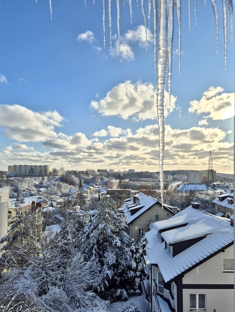 YouppiYeah's tweet photo. Vue par ma fenêtre ce matin, on se gèle toujours autant les miches et je commence à en avoir un peu marre
Les enfants sont toujours aussi ravis, par contre https://t.co/lIjHNI7bZR