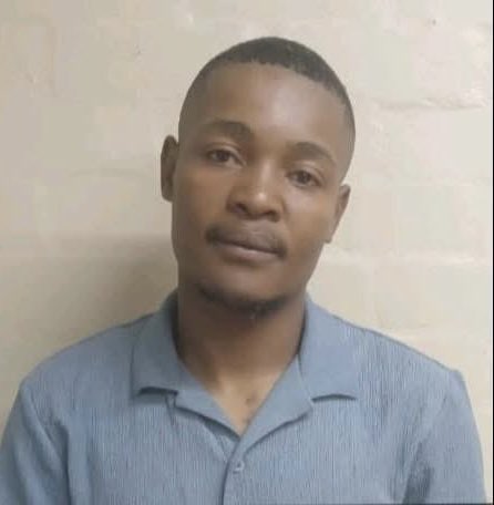 #Wanted

Please share and let’s get him behind bars…

Serious and Violent Crime Detectives <a href="/SAPoliceService/">SA Police Service 🇿🇦</a> are seeking the assistance of the public to trace 28-year-old Lonwabo Steven Dyasi, who is WANTED for murder.

Lonwabo is a suspect in the murders of nine people and the