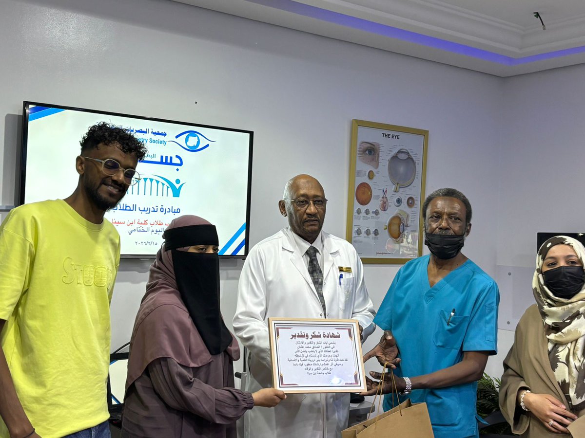 sudanese_portal's tweet photo. الحمدلله الذي بنعمته تتم الصالحات .. في زمن العتمة تضئ في حياتنا أحداث تنير الطريق وهذه المبادرة نبراس لهؤلاء الطلاب بعد ان حار بيهم الدليل .. شهر كامل من الجد والاجتهاد وبعضهم اغتراب ليصلوا الي نهاية المطاف ليُفرحوا اهاليهم بنجاح مستحق تعبوا فيه هم واهاليهم فجاء وقت الحصاد .. https://t.co/hKLp4bTSkS