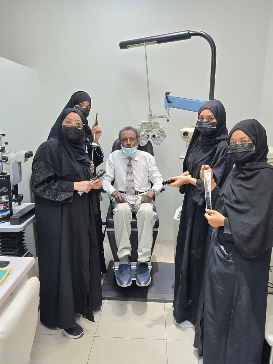 sudanese_portal's tweet photo. الحمدلله الذي بنعمته تتم الصالحات .. في زمن العتمة تضئ في حياتنا أحداث تنير الطريق وهذه المبادرة نبراس لهؤلاء الطلاب بعد ان حار بيهم الدليل .. شهر كامل من الجد والاجتهاد وبعضهم اغتراب ليصلوا الي نهاية المطاف ليُفرحوا اهاليهم بنجاح مستحق تعبوا فيه هم واهاليهم فجاء وقت الحصاد .. https://t.co/hKLp4bTSkS