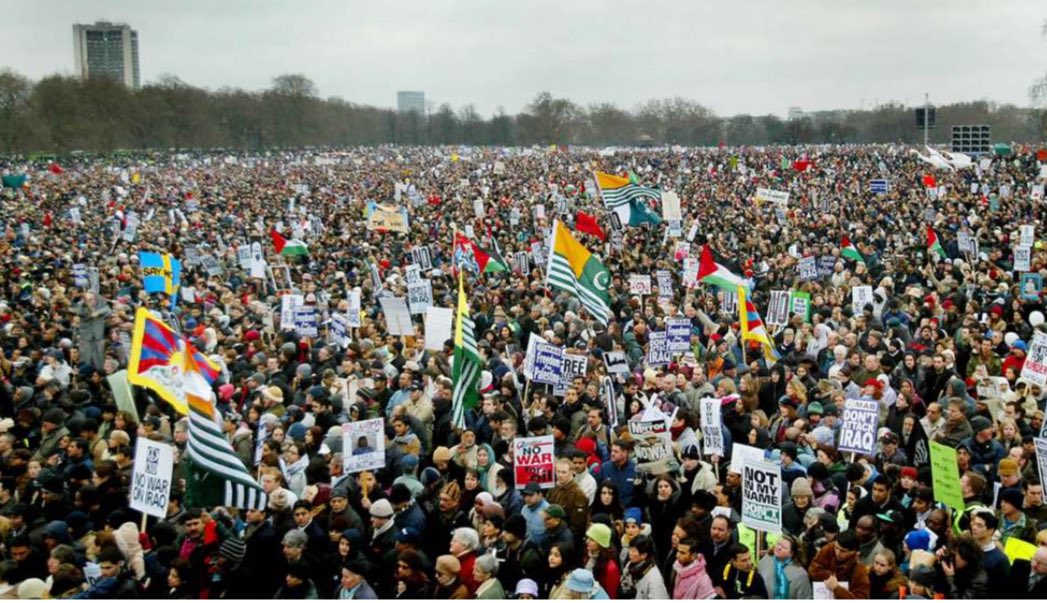 این تظاهرات برای بازگرداندن سلطنت و درخواست تحریم و جنگ برای ایران را مقایسه کنید با تظاهرات ضد جنگ عراق که ۲۶ بهمن سال ۱۳۸۲ در ششصد شهر دنيا برگذار شد و در مجموع ۳۶ ميليون تن در آن شركت كردند. متاسفانه دیاسپورای ایرونی باعث یک ننگ تاریخی و ابدی، در سطح جهانی برای ایران شد.