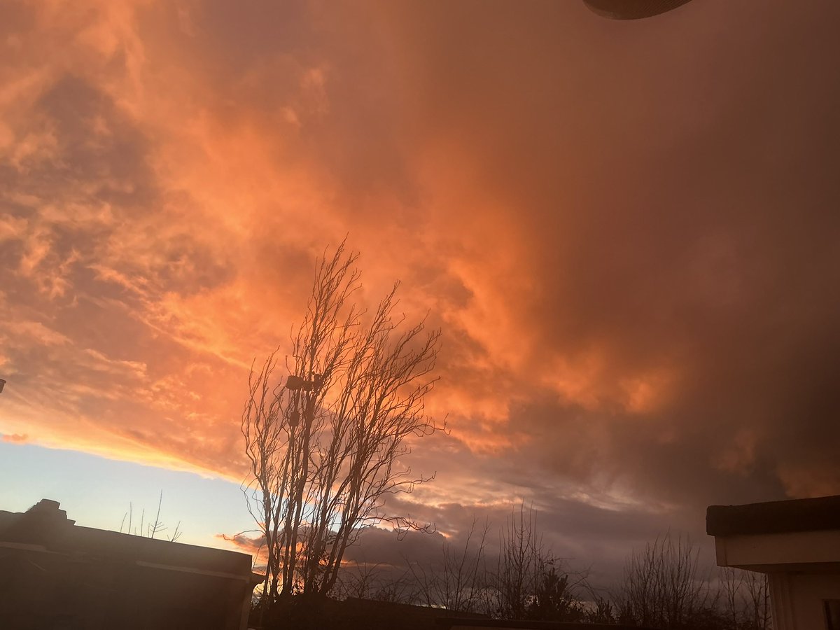 marcdgodfrey's tweet photo. Mystic sky. https://t.co/Yh3hdpFtyk
