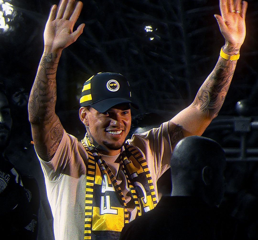 Dear <a href="/edersonmoraes93/">EM31</a>

The insults towards you and your wife do NOT represent real Fenerbahçe supporters.

Some fake and bot accounts try to create chaos and damage the bond between you and our club.

Don’t believe these provocations. True Fenerbahçe fans stand with you. 💛💙