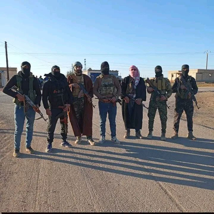 الحسكة:
قامت دورية تتبع لـ«ميليشيا قسد» بالدخول إلى قرية الشيخ نامس شمال بلدة تل براك، وعلى الفور تصدّى لها مقاتلو العشائر، وتمكّنوا من أسر عناصر الدورية، قبل أن يتم تسليمهم إلى الشرطة العسكرية لاتخاذ الإجراءات اللازمة.