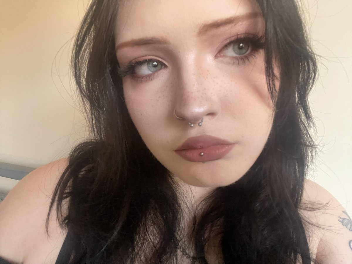 about me ⋆˚꩜｡⭑.ᐟ

• they/them doing a theatre degree, fork found in kitchen
• rentry has more info <3
• need more oomfs pls #hrtwt #heatedrivalry
