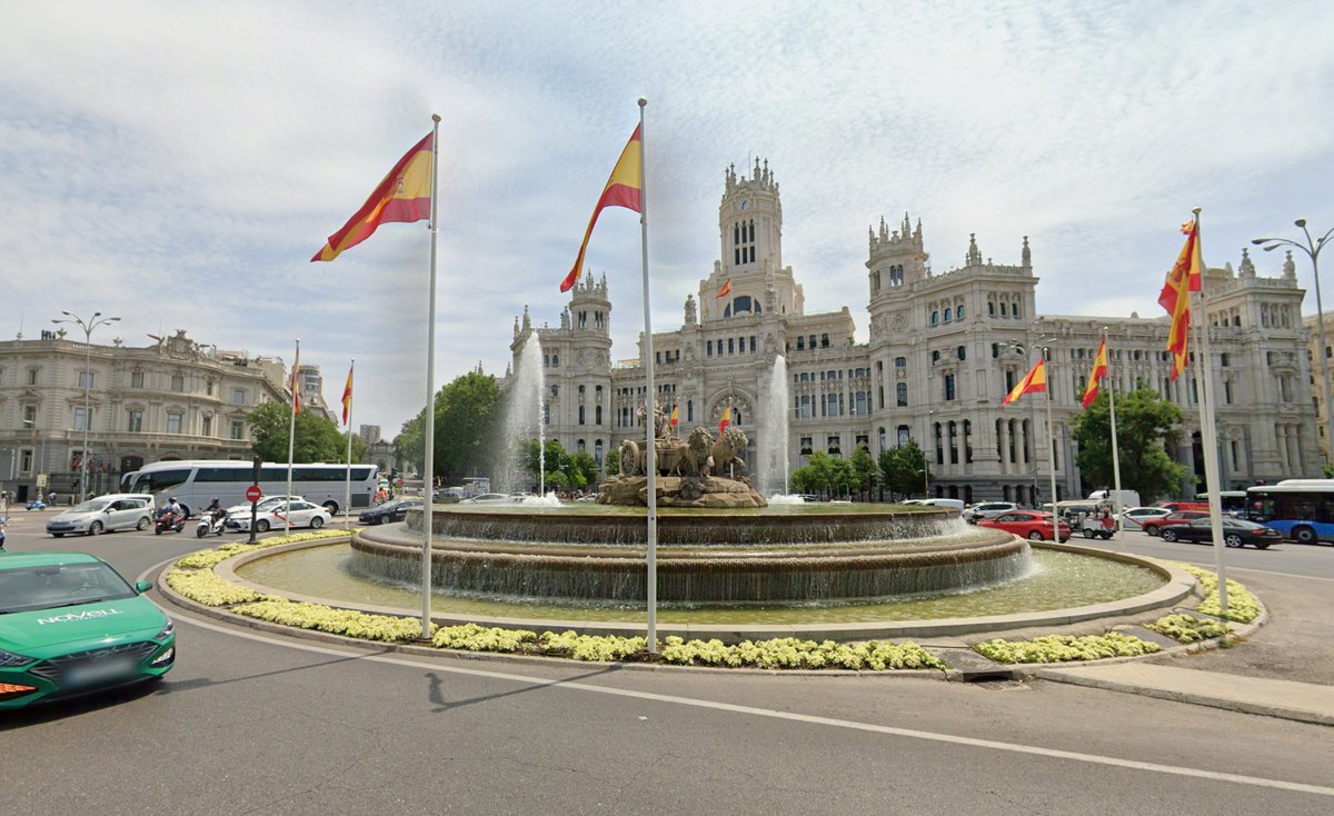 Con la torre de Valencia no se puede hacer nada, pero algo que sí mejoraría mucho la estética urbana en Cibeles es retirar los 10 mástiles de banderas que rodean la fuente. No tienen ningún sentido.

Que nadie se ofenda, podemos poner las banderas en otro sitio. Amén del tráfico.