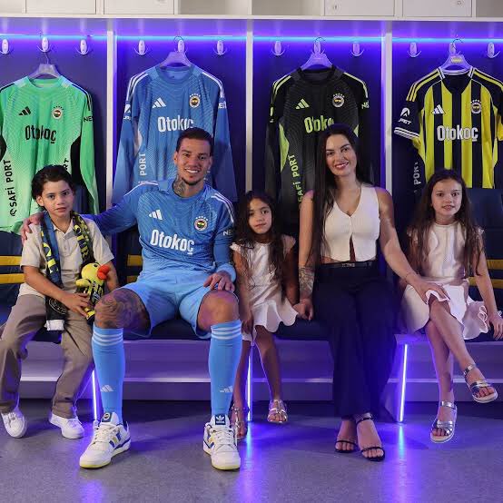 Ederson'un eşi Lais: 

"Fenerbahçe'yi çok seviyoruz.💛💙"