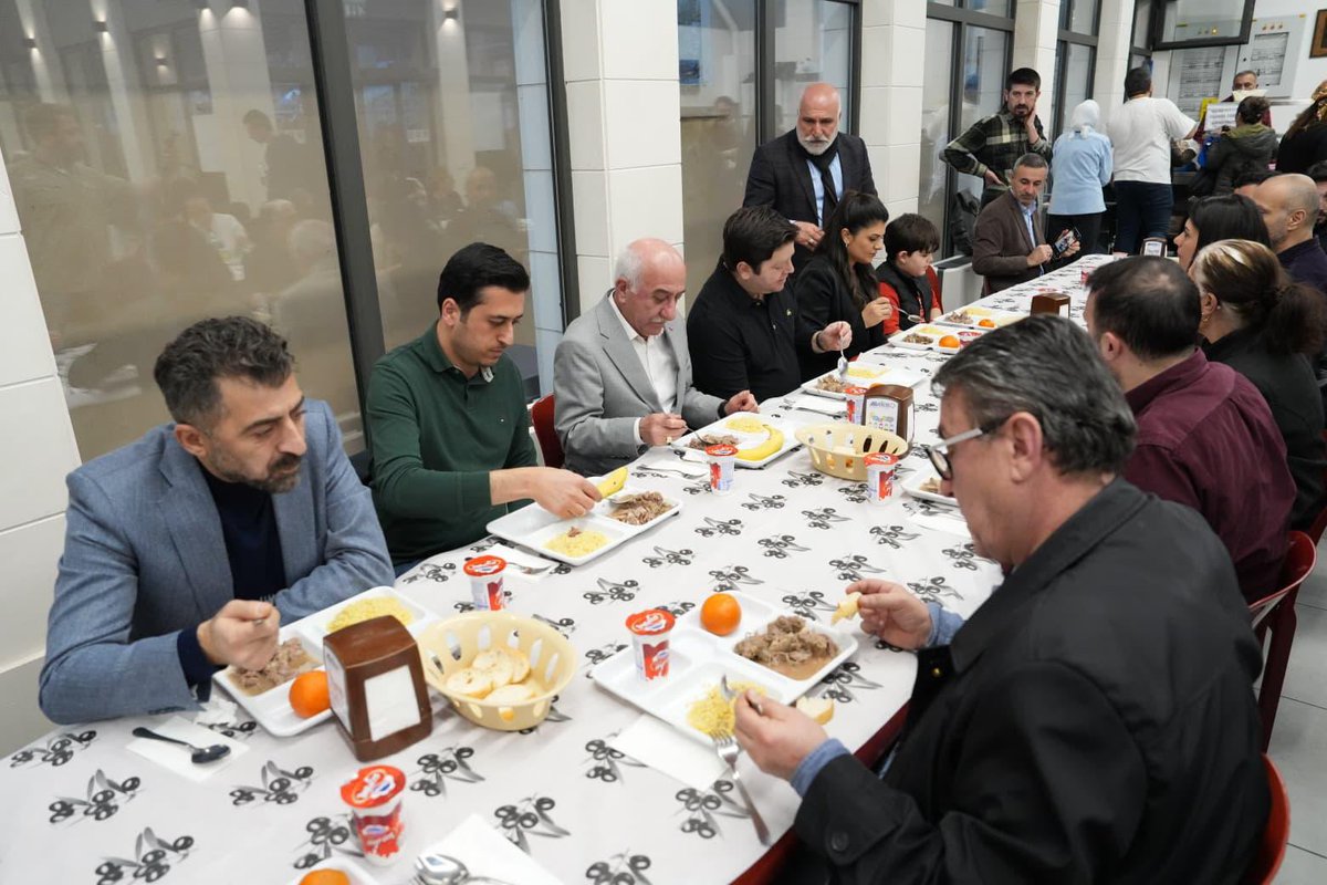 Kadıköy Belediye Başkanımız <a href="/mesutkosedagi/">Mesut Kösedağı</a> , Parti Meclisi Üyelerimiz <a href="/mahiryukselchp/">Mahir Yüksel</a> ve <a href="/iskozn/">Ozan IŞIK</a> , İl Yöneticilerimiz Serhat Topuz ve <a href="/UtebayAli/">Ali ütebay</a> ve ilçe yöneticilerimizle , Şahkulu Sultan Dergâhı’nda Hızır Orucu vesilesiyle düzenlenen lokma programında canlarımızla bir aradaydık.