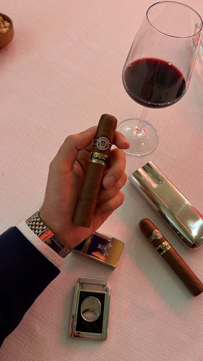 Pazar diye buna derim. Montecristo Open Master, kremamsı yapı ve zarif sedir dokunuşları. Benim için fazla yormayan, dengeli ve sakin anlara eşlik eden gerçek bir akşam purosu. #Cigaraficionado #Cigar #Cuban #Montecristo