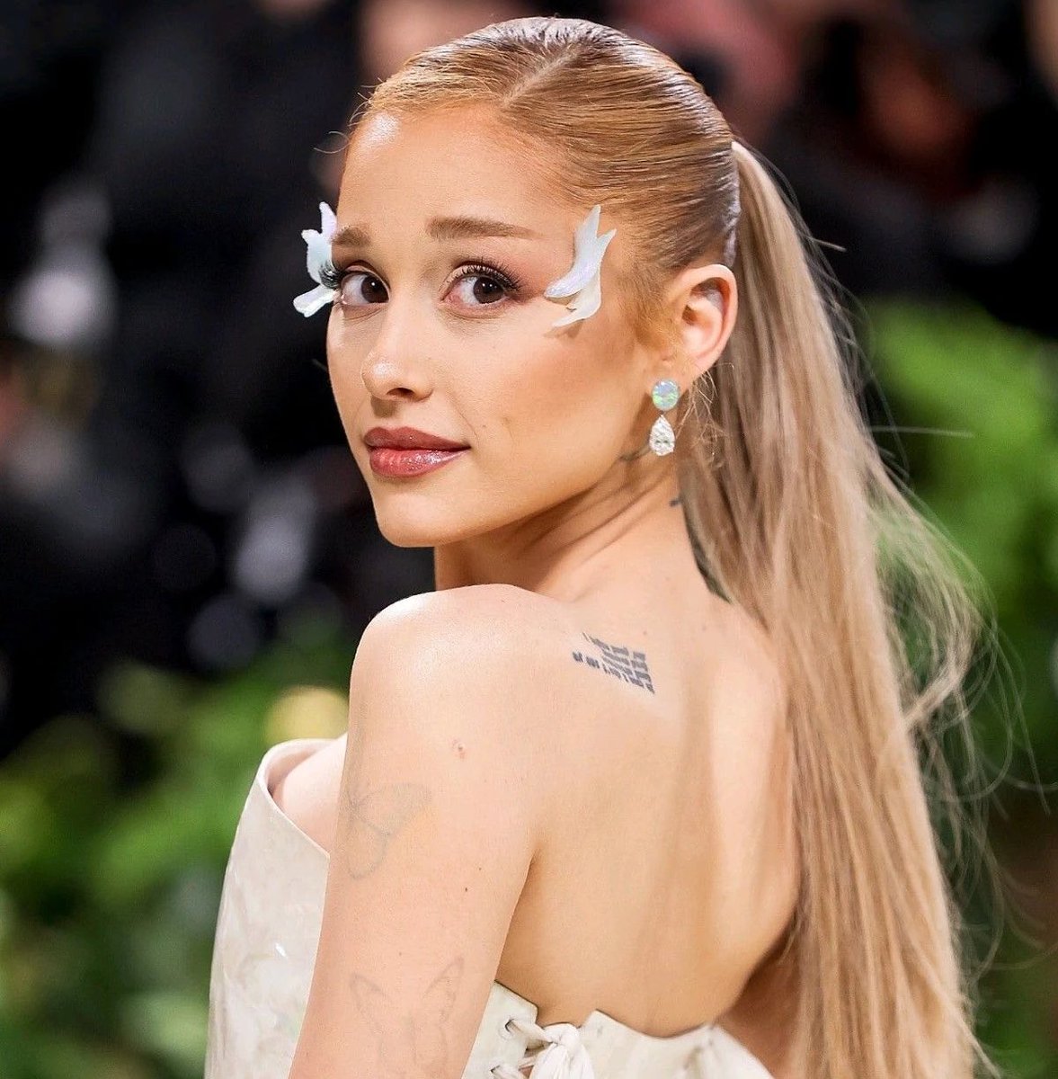 erenfromtargets's tweet image. which celebrity is the kindest?

rt for nicki                                 like for Ariana