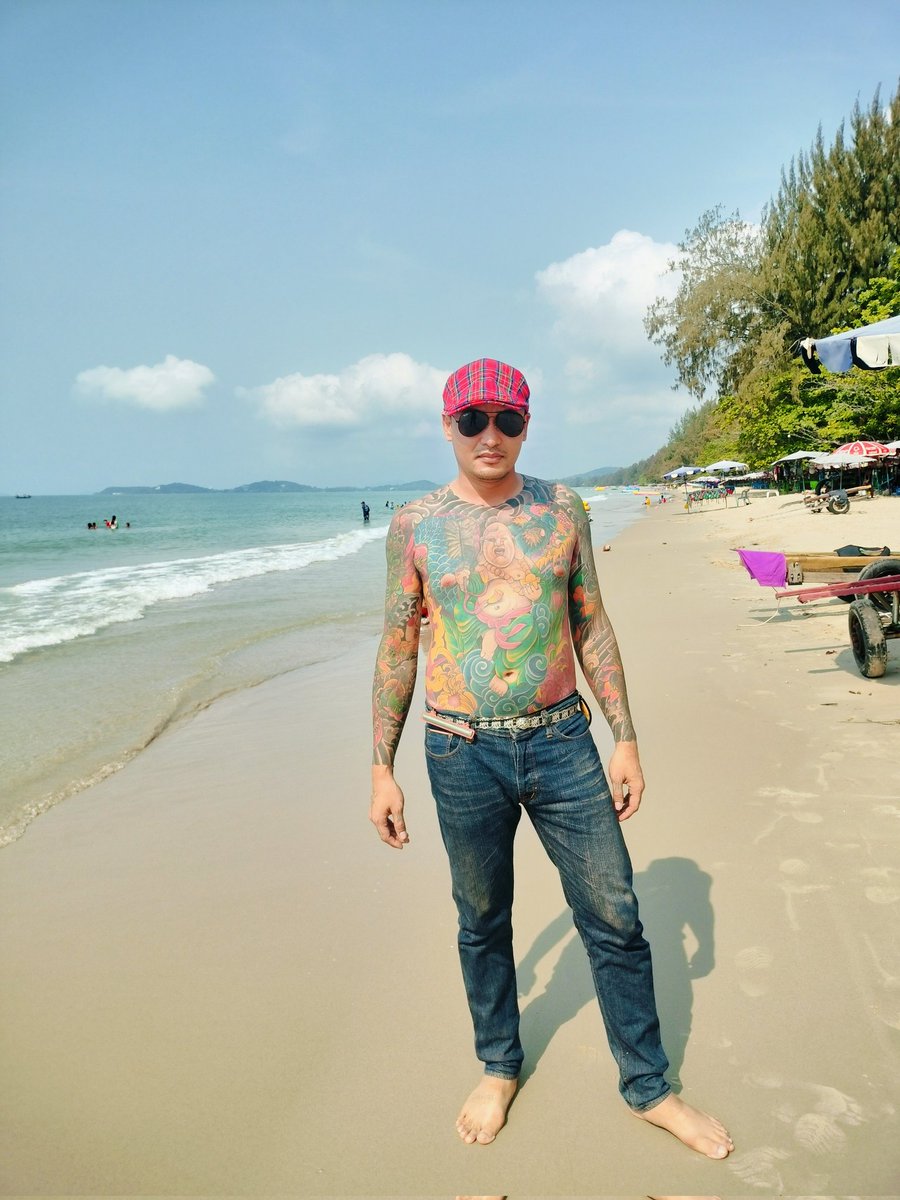 คนตัวลาย tweet media