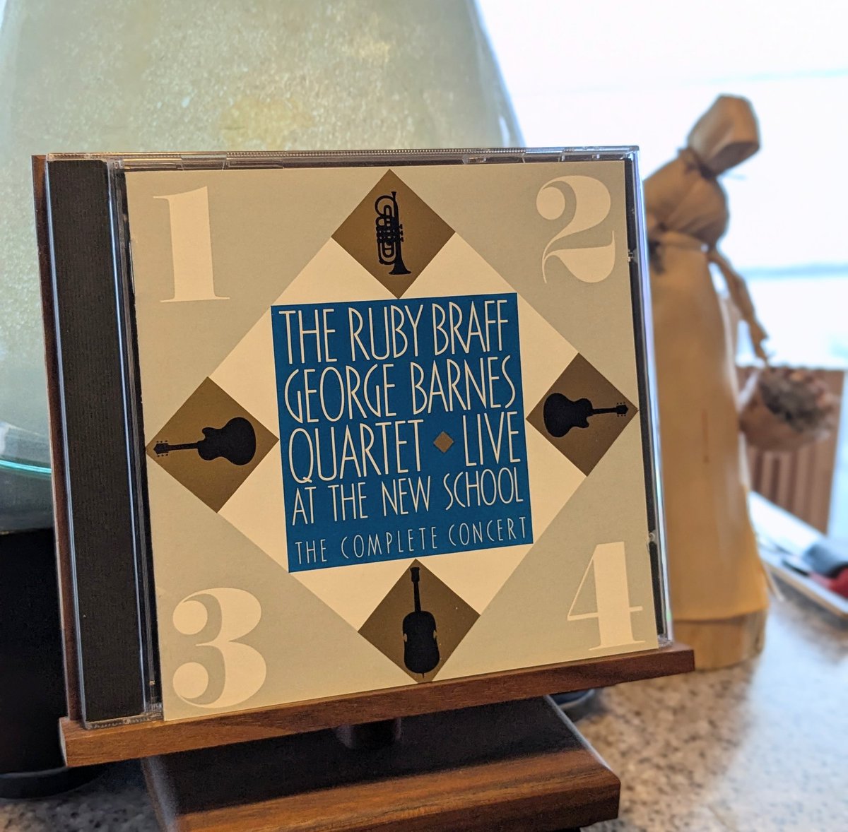 imamura_wine's tweet image. The Ruby Braff ~ George Barnes Quartetの「Live At The New School」1975年Chiaroscuro Records。Ruby Braffのコルネット、George Barnesのギター、Wayne Wrightのリズムギター、Michael Mooreのベースによる粋な演奏です。