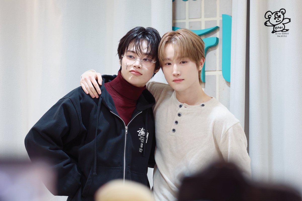 ai_iE0302's tweet photo. 260215  에버라인

#한빈 #혁 #템페스트 #TEMPEST
#HANBIN #HYUK @TPST_twt 

🐈 역시 변함없는 귀여움
🐶사인회에서 지을 표정이 아니야… ⌁❤︎(최고) https://t.co/gYYBLue2ah