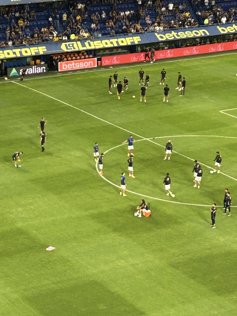 Nicoambrogi's tweet photo. El único que no realizó la entrada en calor previa al partido fue Edinson Cavani. Hoy va al banco. 

📸 @LeoTagliabue https://t.co/fTyI0pMopL