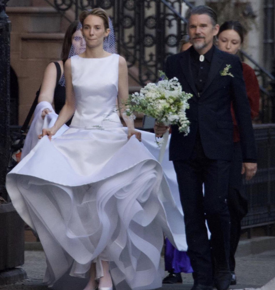 cinemaclt's tweet photo. 🗞️ | Ela casou! A atriz Maya Hawke disse "sim" neste último sábado (14), quando se casou com o músico Christian Lee Hutson em uma cerimônia íntima em Nova Yorque. 

Maya foi acompanhada até o altar pelo seu pai, Ethan Hawke, sob os olhares emocionados de sua mãe Uma Thurman e do elenco de 'Stranger Things'.