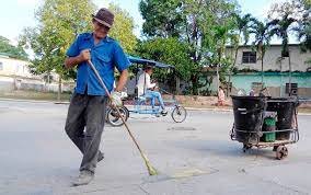 Execelente y humilde la labor que realizan estos trabajadores, no son los de la basura como suelen decirles, son los que recogen lo que otros desechan para mantener la higiene y la limpieza. Bendiciones a todos. #CubaMined #PinardelRío #Sandino