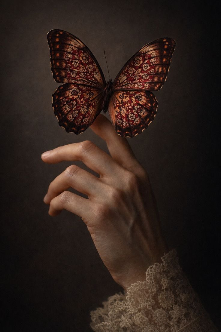 Canının yalanladıklarıdır
Hep anlatamadıkların

Ama olsun
İnsan oyalandıklarını da sever
Ellerinden kayıp gidenleri
Farketmeden...

Yasemin Canan