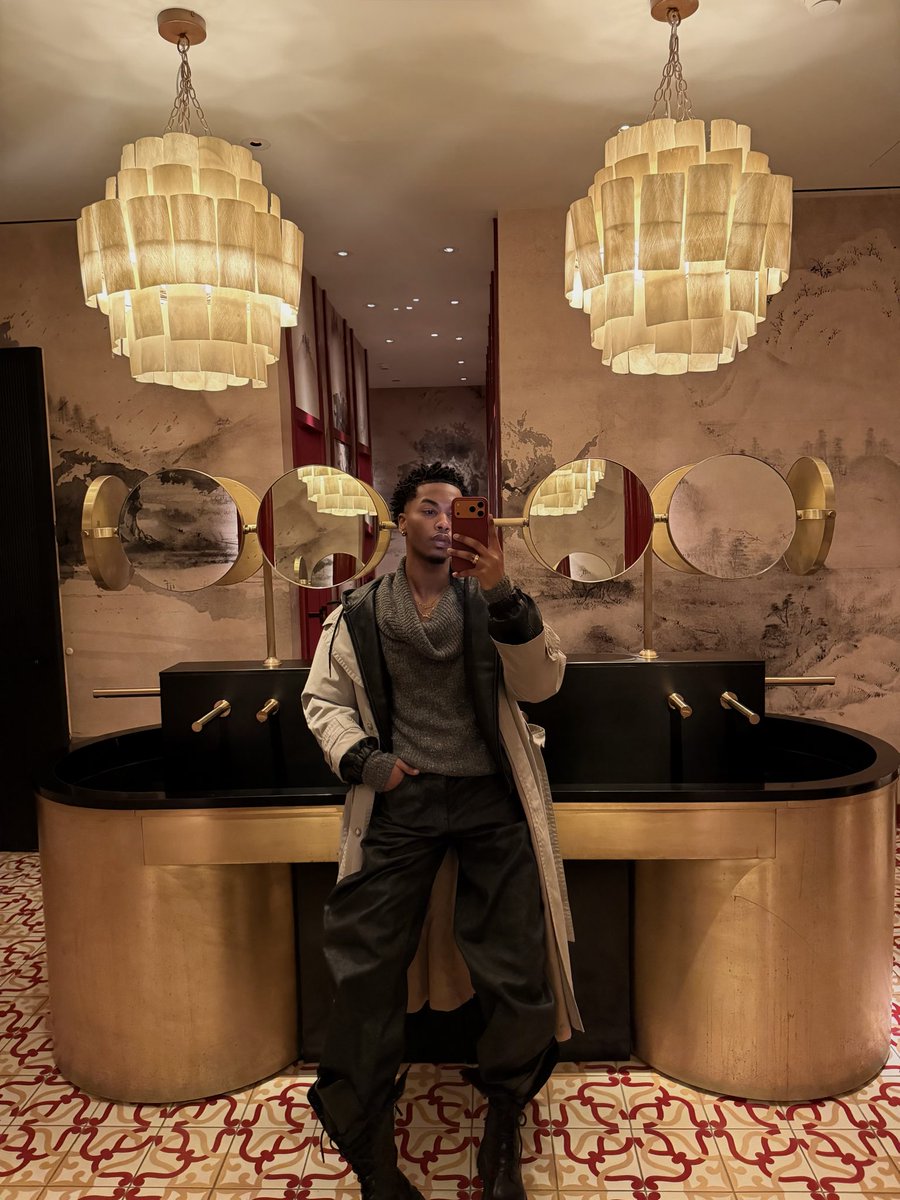 Tonijrrr's tweet photo. THE RITZ. https://t.co/PcRhhP9YXb