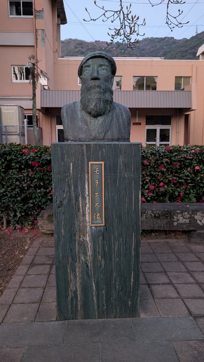 negimuko's tweet photo. モラエス昨日いないと思ったら
徳島市内で石に変えられてた… https://t.co/LIdUWzMWdQ