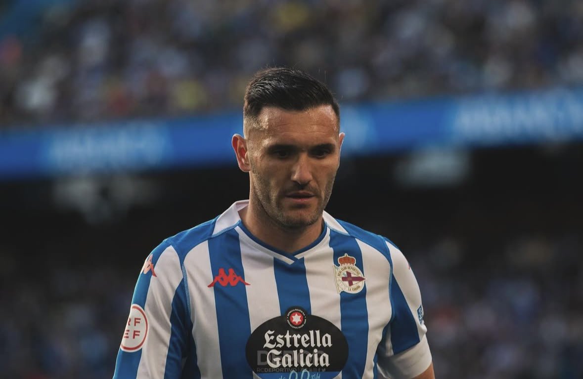 El que lo dio todo por jugar aqui.
El que luchaba cada puto balon hasta el final.
El que mojaba y se besaba el escudo.
El que gritaba y ponia a los suyos a andar.
El que no se achicaba, el que tenia mas huevos que todo el equipo entero.
Como te hecho de menos, Lucas.