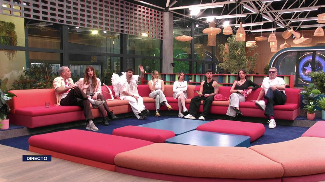 ¿Con quién os posicionáis esta noche tras ver todos los vídeos e imágenes que han mostrado de las peleas? 

🔄 Cristina 
❤️ Los demás (Manuel, Gloria, Ana, Sandra y Juanpi)

#GHDúoCuentas6 #GHDúo15F