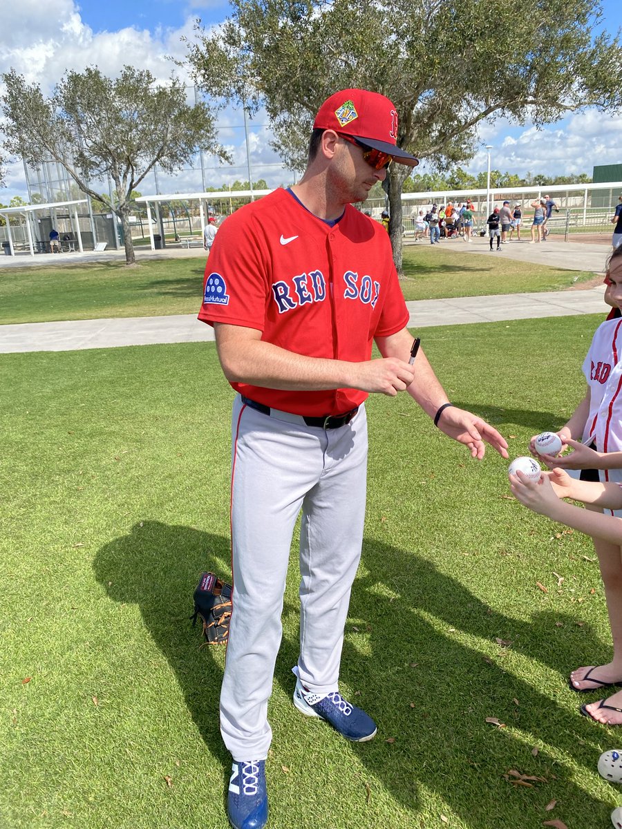 PeterRoghaar's tweet photo. Position players can access their fields without going near the crowd, but pitchers literally have to walk through the fans to get to their field. Whitlock, Suarez and Tolle seemed to be the most accommodating for autographs and photos. #redsox https://t.co/XRbMP2i4dA
