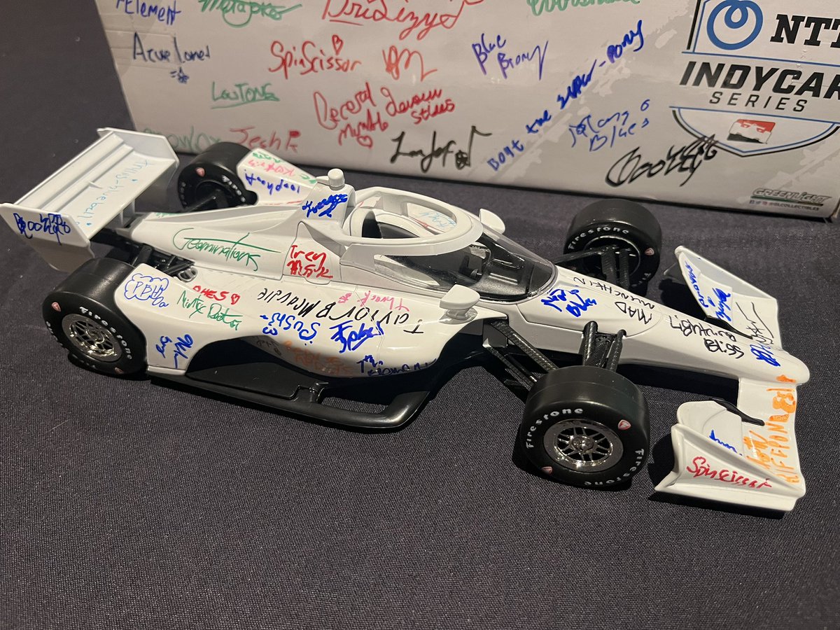 Generic pony tweet media