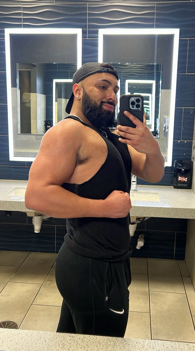 _JesseOchoa's tweet photo. Back in the gym after MONTHSSSSSS https://t.co/xOy7GlSNKs