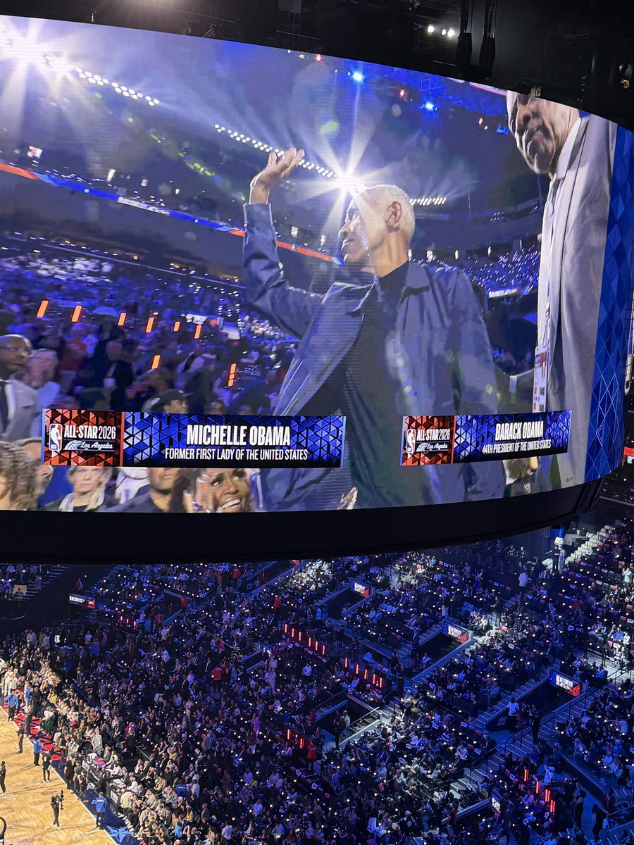 CastleofJays's tweet photo. The 44th President of the United States, @BarackObama, is taking in the All-Star Game

@MirrorUSSports https://t.co/u8d0eCvX28